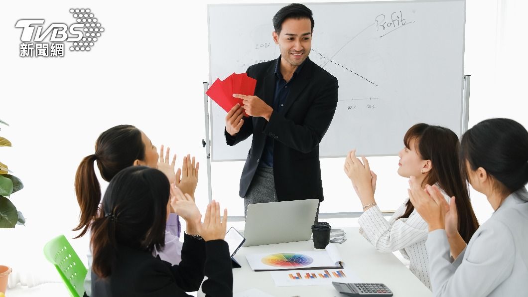 有些公司在開工日會發紅包給員工。(示意圖/shutterstock達志影像)