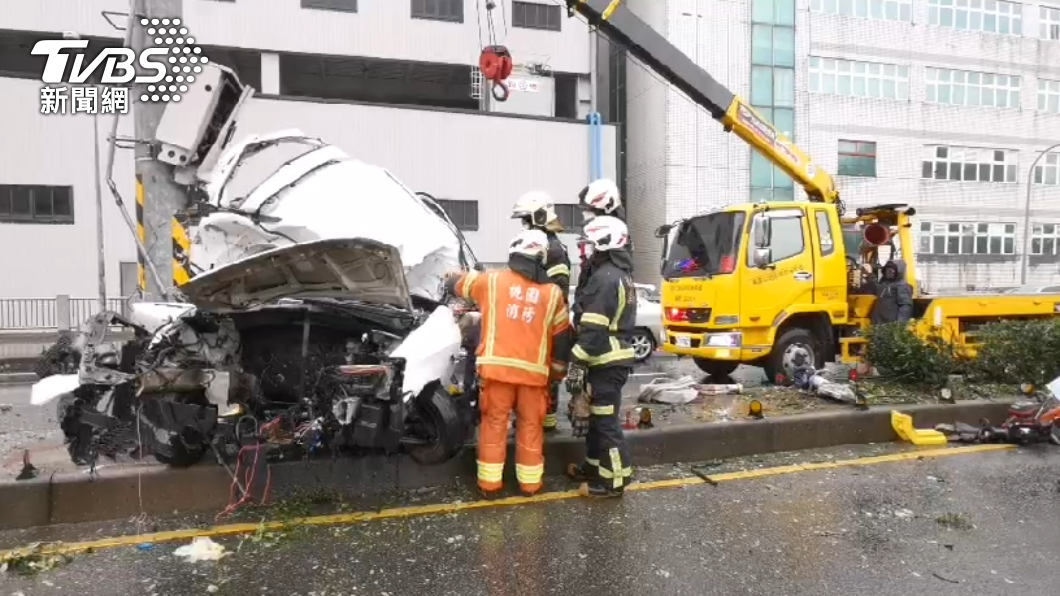 內壢交流道慘「撞」曝!轎車飛撞分隔島 車體對折半掛號誌桿