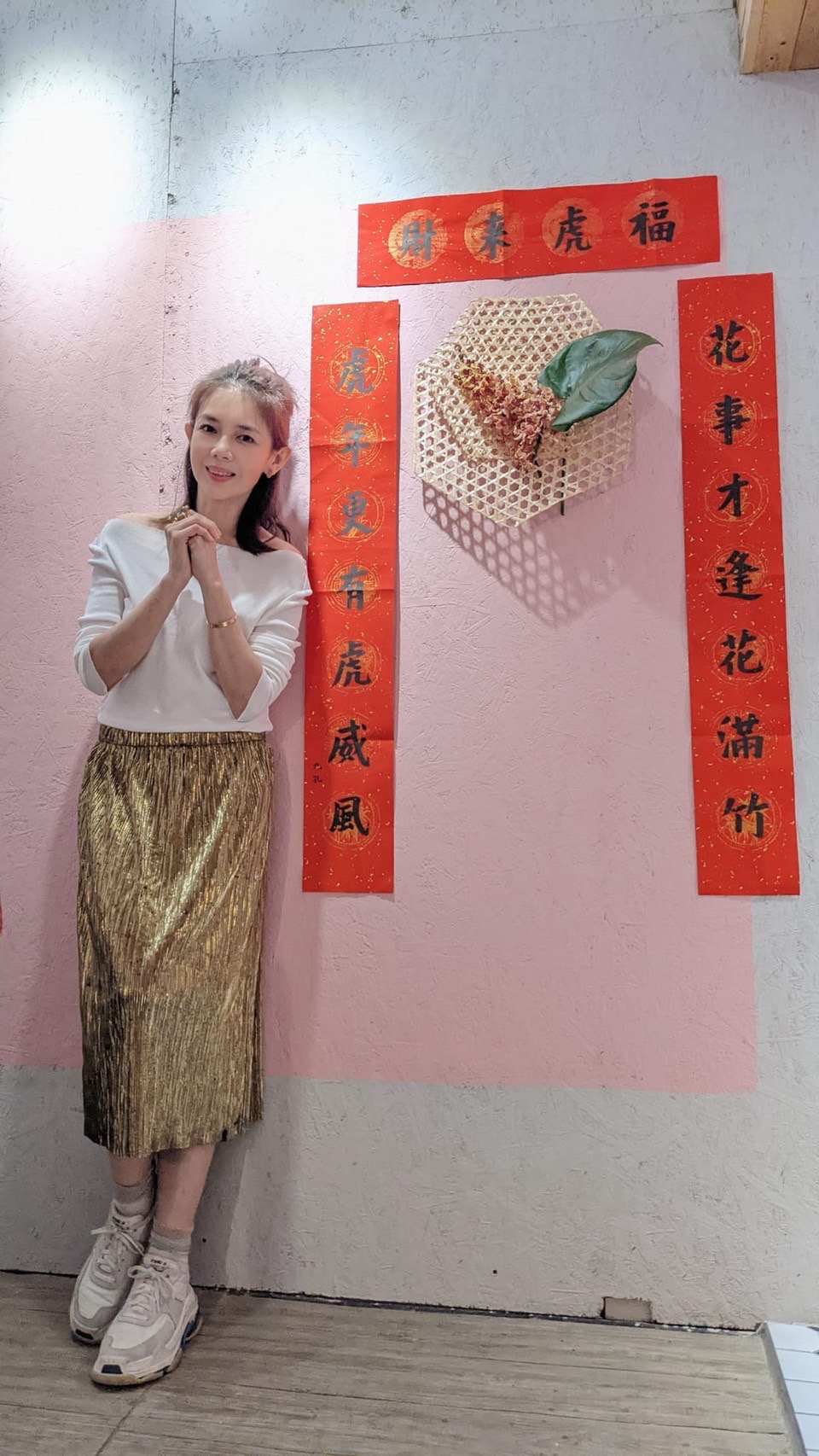 林美貞在工作室貼上九孔給送的春聯。(圖/林美貞經紀人提供)