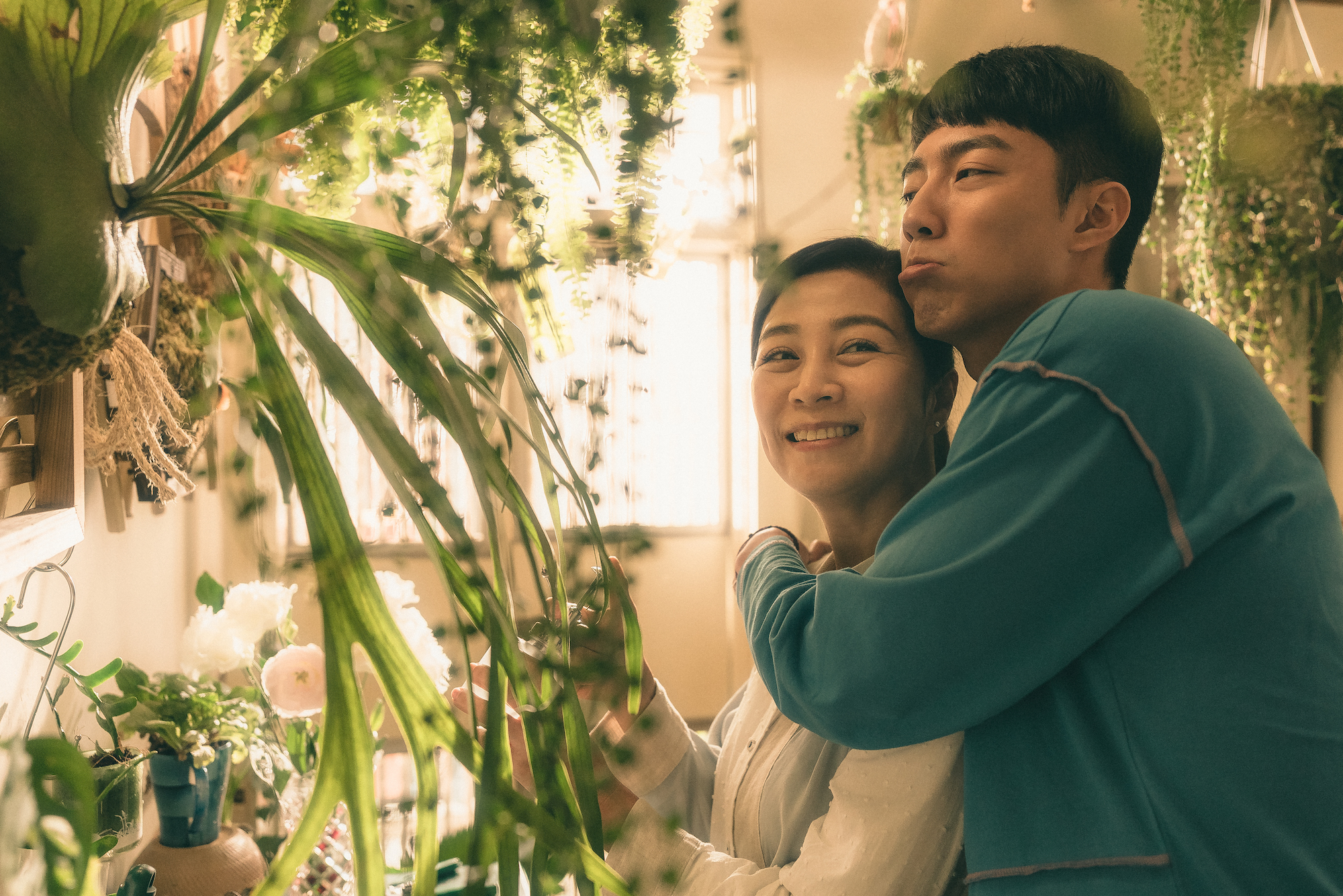 蔡凡熙（右）和方文琳在《再說一次我願意》詮釋深厚動人的母子情。（圖／皮諾丘電影提供）