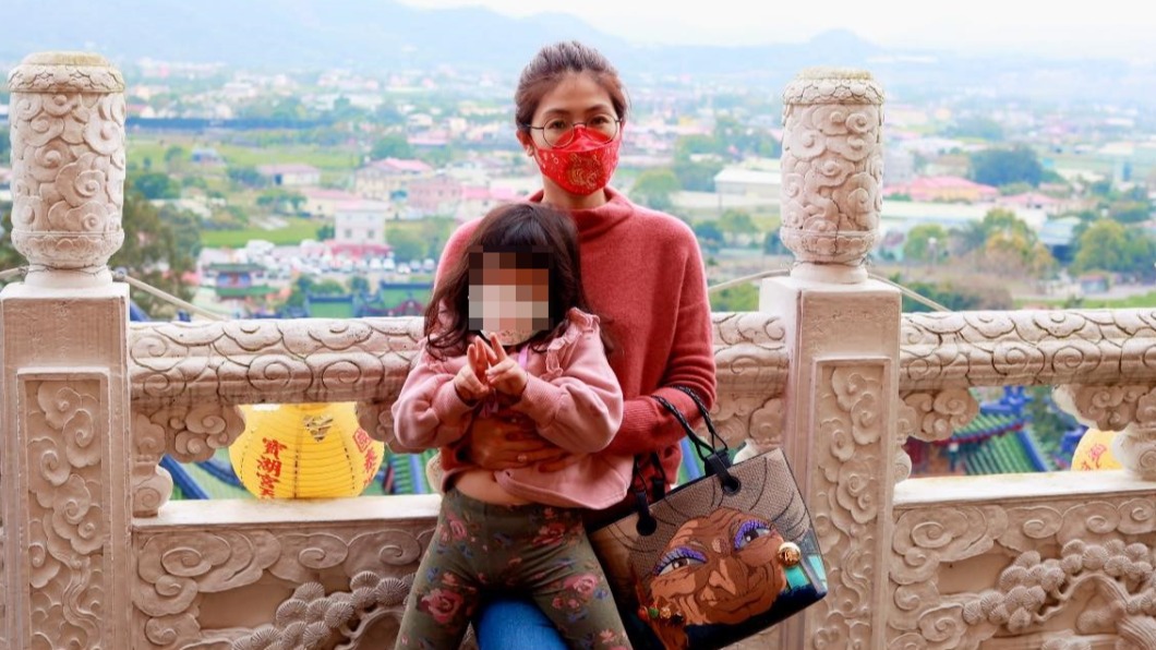 美女律師揹聯名包拜年!被嫌「阿嬤包」價格曝光嚇死人