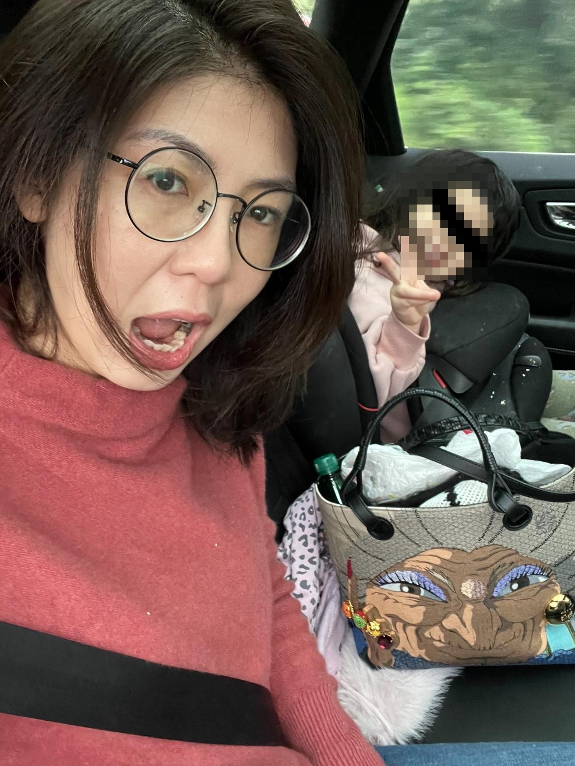 許多女粉絲替她說話認為包包超時尚。（圖／翻攝自女人大律師李怡貞FB）