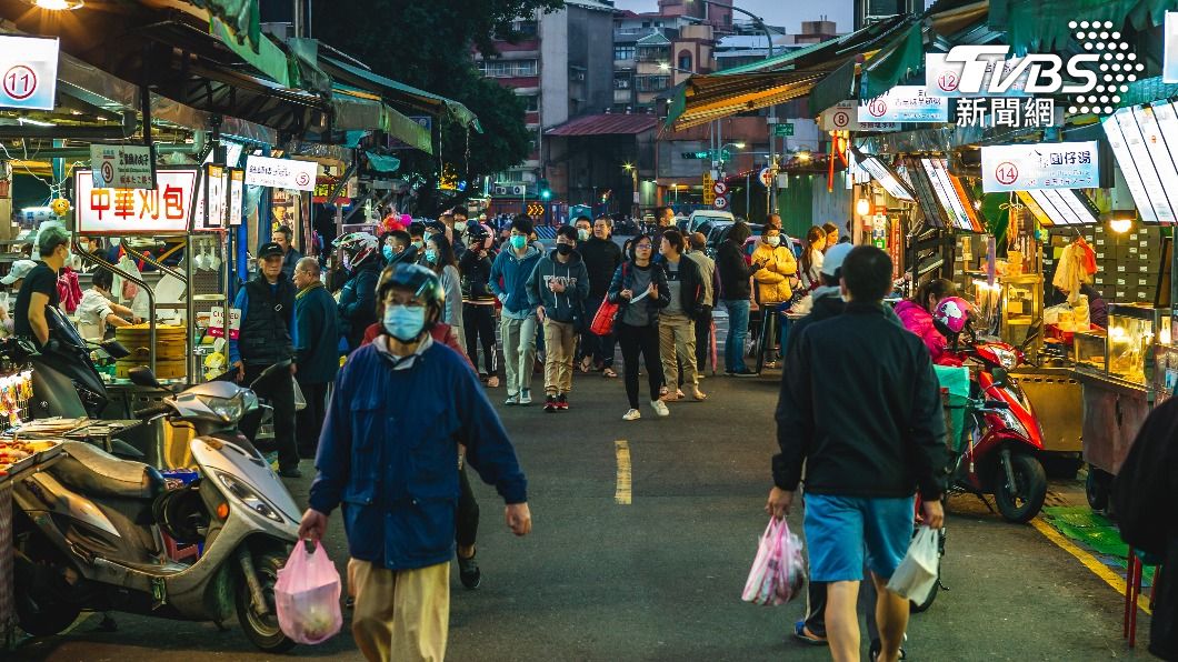 許多網友也都覺得一根熱狗賣60元太貴。(示意圖/shutterstock達志影像)