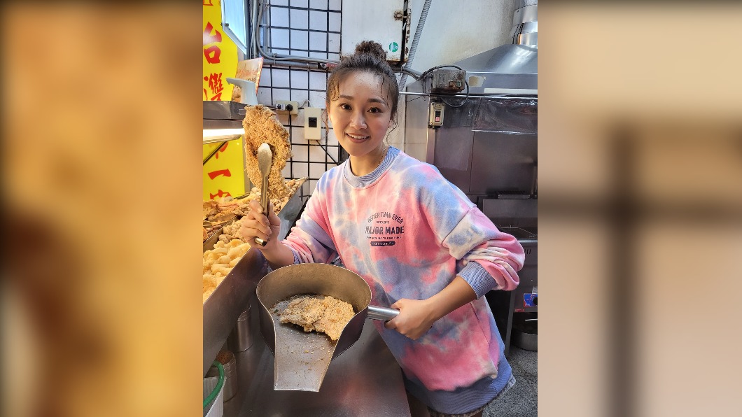女星張文綺常到家中經營的鹹酥雞攤幫忙,被封為「鹹酥雞女王」。(圖/翻攝自張文綺臉書)