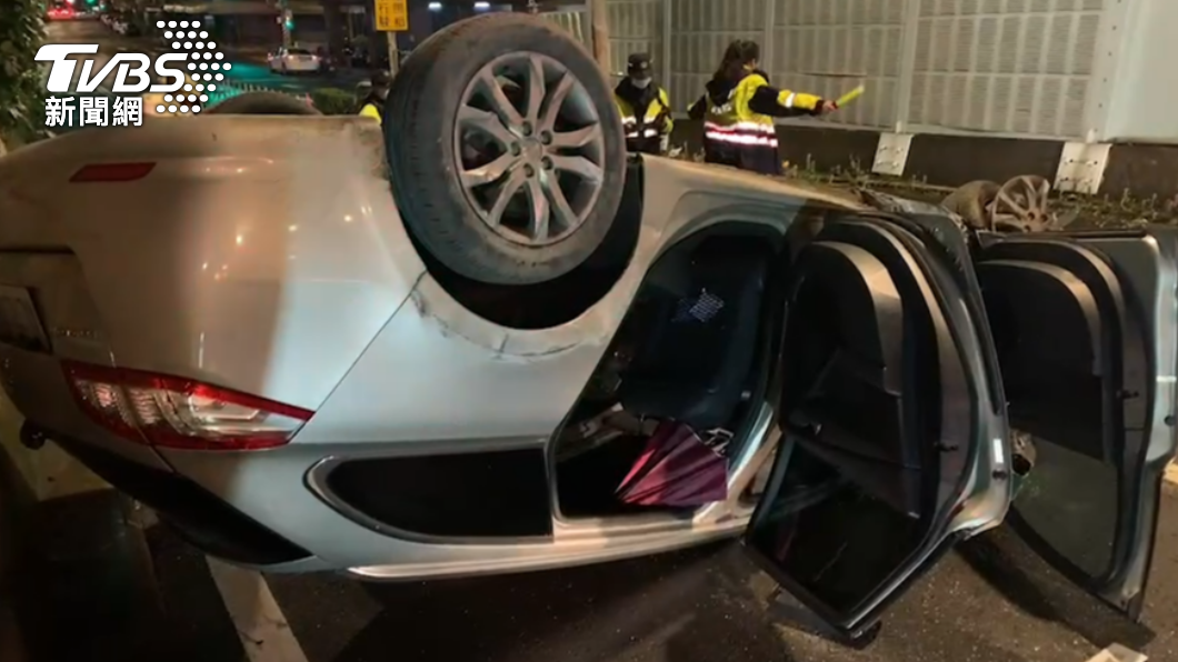 初四真的出事！轎車撞護欄翻覆　輪胎噴飛、駕駛昏迷