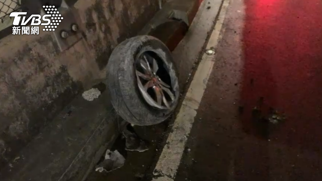 轎車撞護欄後翻覆，輪胎也噴飛。（圖／TVBS）