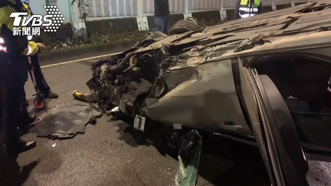 轎車撞護欄後翻覆。（圖／TVBS）