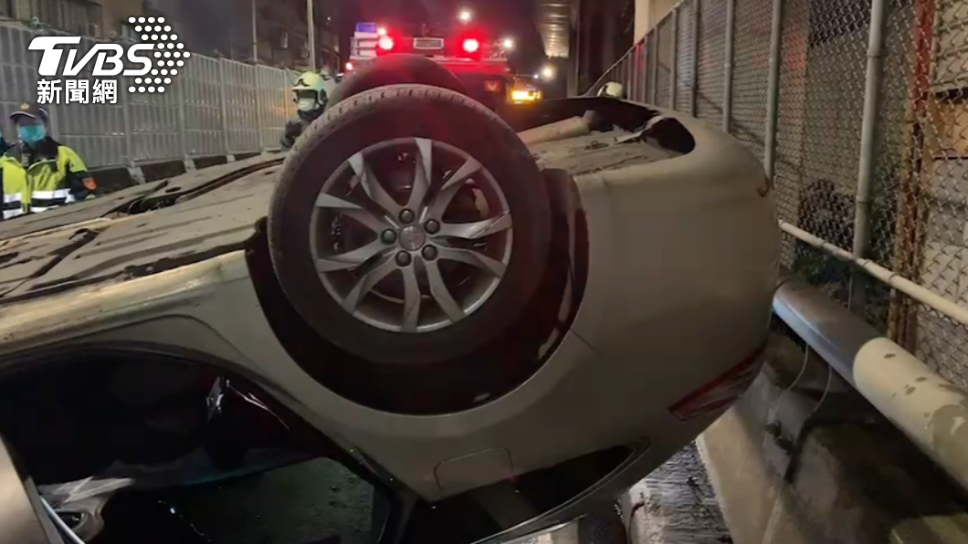 轎車撞護欄後翻覆。（圖／TVBS）