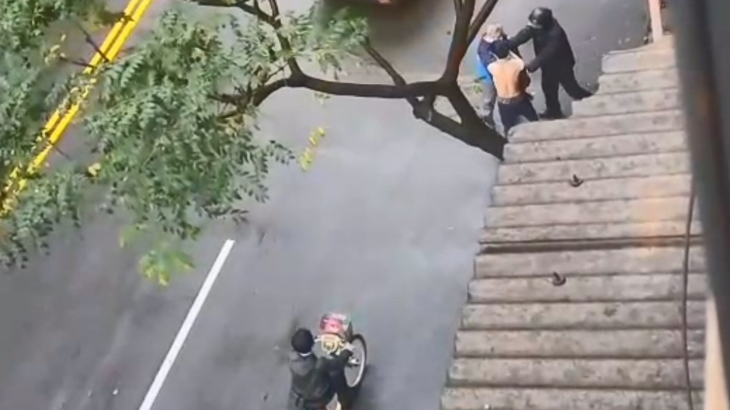 小黃駕駛疑似跟機車騎士發生行車糾紛,街頭扭打。(圖/翻攝爆料公社二社)