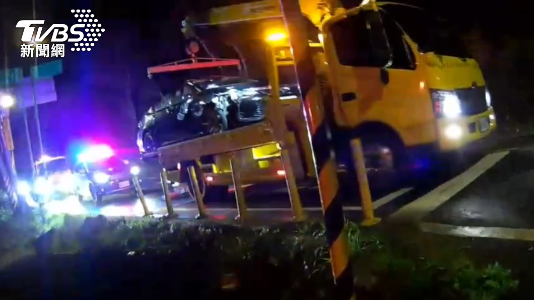 拖吊車將滑落邊坡的車輛吊起。（圖／警方提供）
