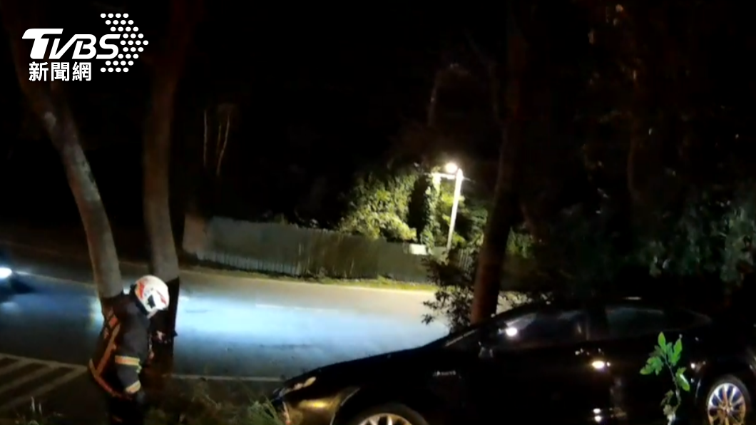 駕駛因不熟路況，加上燈光昏暗，整輛車滑落邊坡。（圖／警方提供）