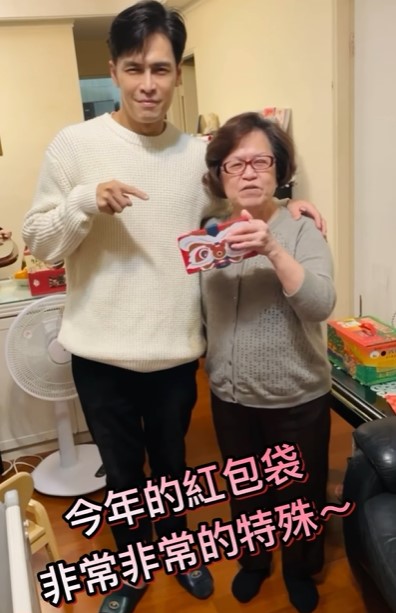 GINO媽媽開心地合不攏嘴。(圖/翻攝自Gino臉書)