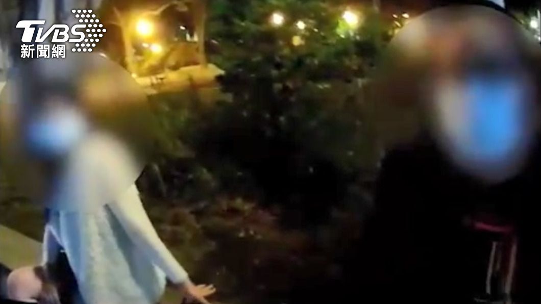 涉嫌販售毒品的男女遭警方喝斥坐下。圖／警方提供