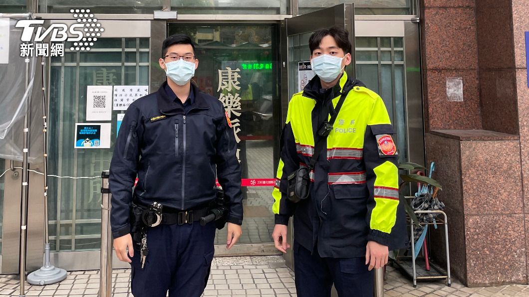 康樂派出所警員林韋辰(左)、張伯毓(右)。　圖／警方提供