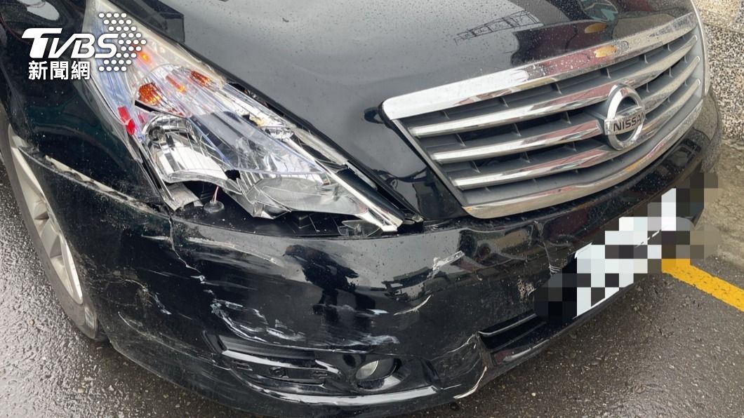 嫌犯開車衝撞麵攤。(圖/警方提供)