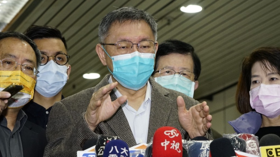 柯文哲說,既然已經發生了,他建議台灣就送給中國大陸隊的人1人1件隊服。(圖/北市府提供)