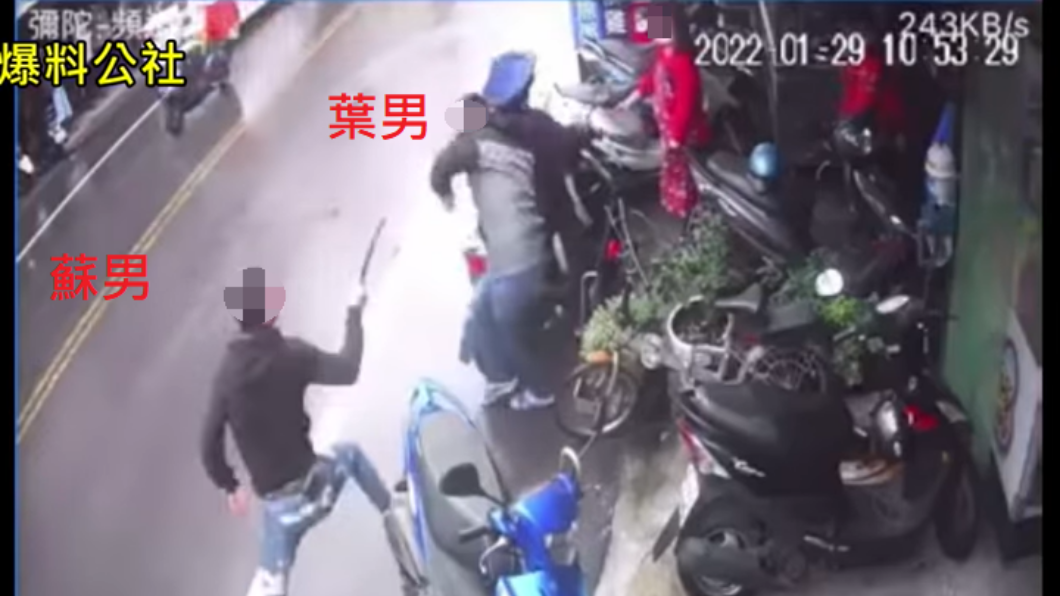不滿被追債！惡煞持刀砍同學還開車衝撞　檢裁2萬交保家屬怒