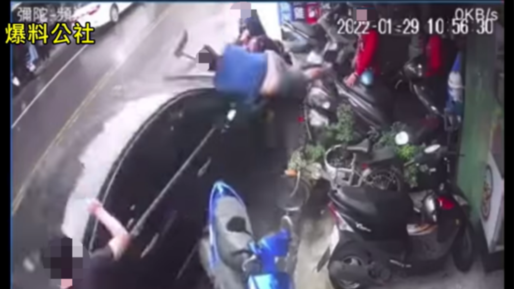 蘇男開車衝撞麵攤。(圖/翻攝自爆料公社)