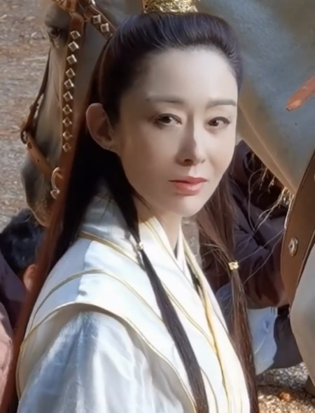 張敏重現當年「回眸勾魂眼」。（圖／翻攝自微博）