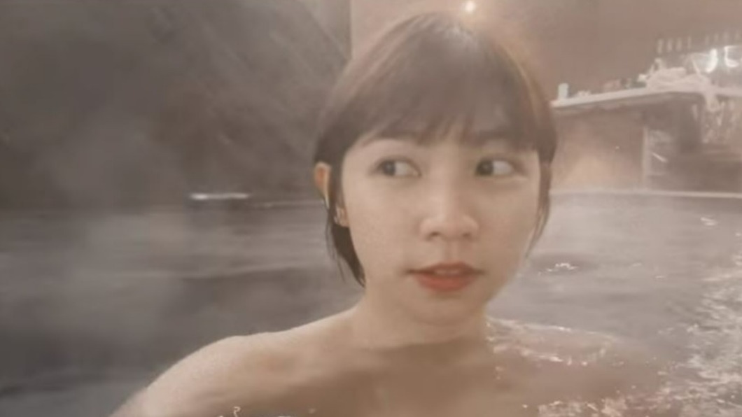 曾智希裸身泡湯露出香肩。（圖／翻攝自曾智希IG）