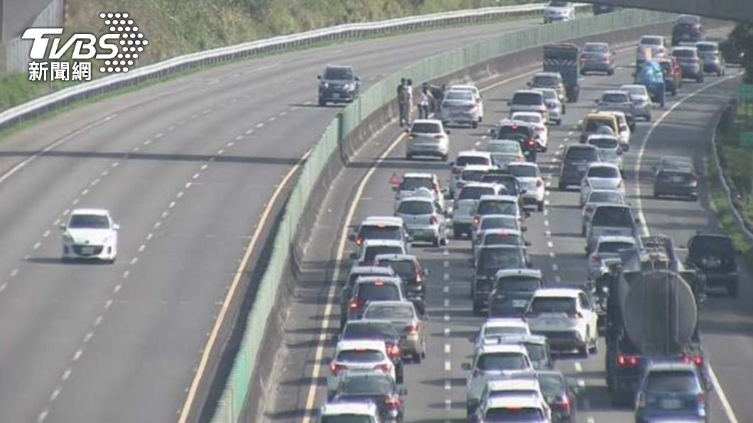 上午國10東向15.9公里處發生3輛小客車追撞事故,造成車輛回堵。(圖/高公局提供)