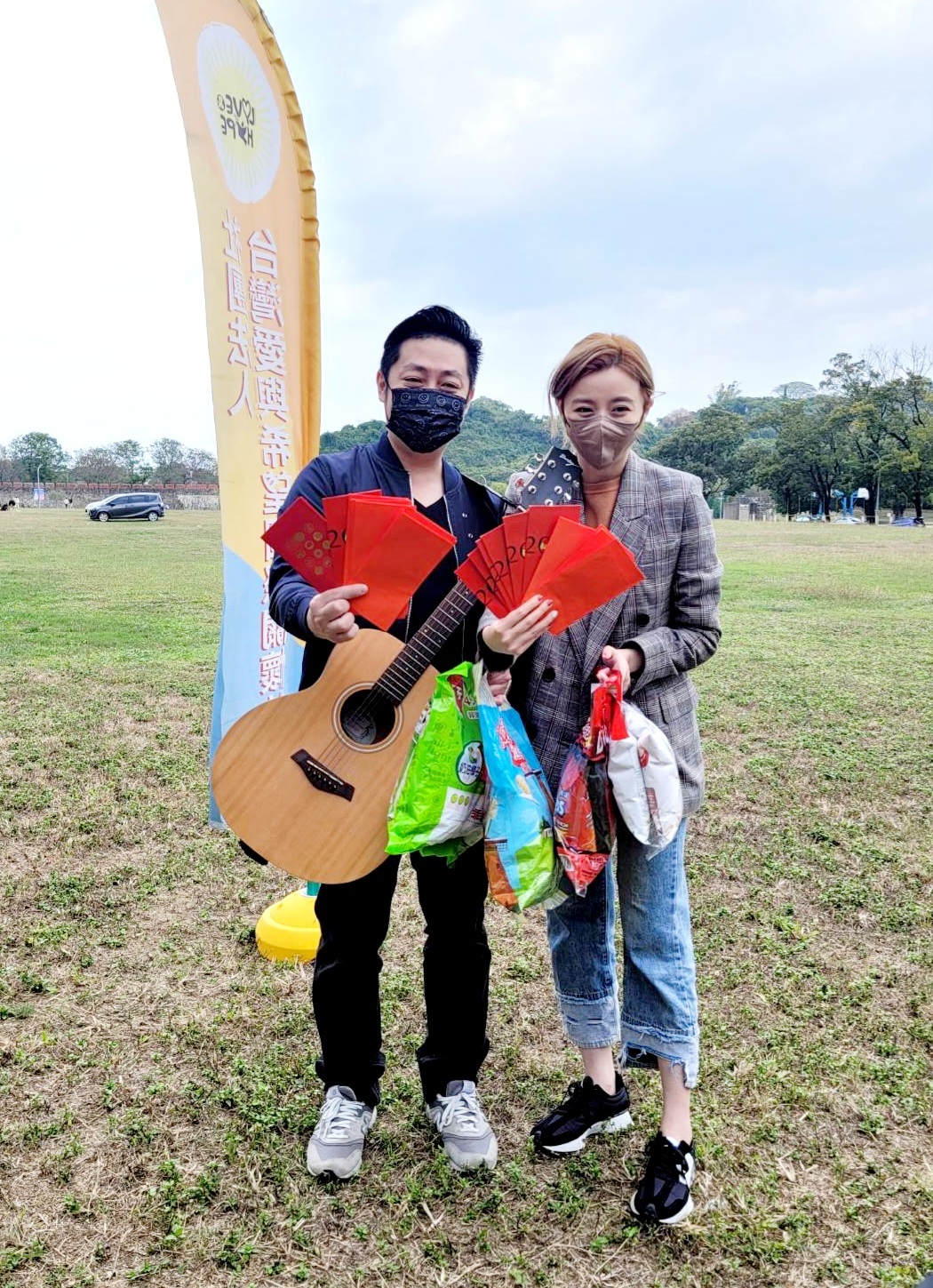 王瞳和艾成包紅包給受虐重症兒。（圖／台灣愛與希望國際協會提供）