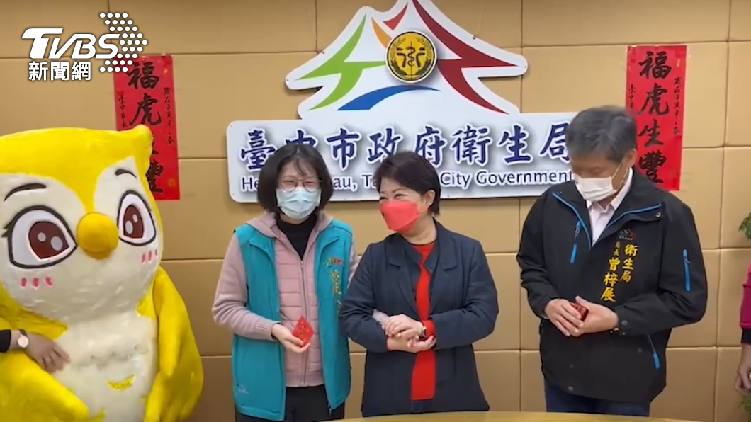 盧秀燕感謝林嘉軒(左)結婚隔天就來上班。(圖/台中市政府提供)