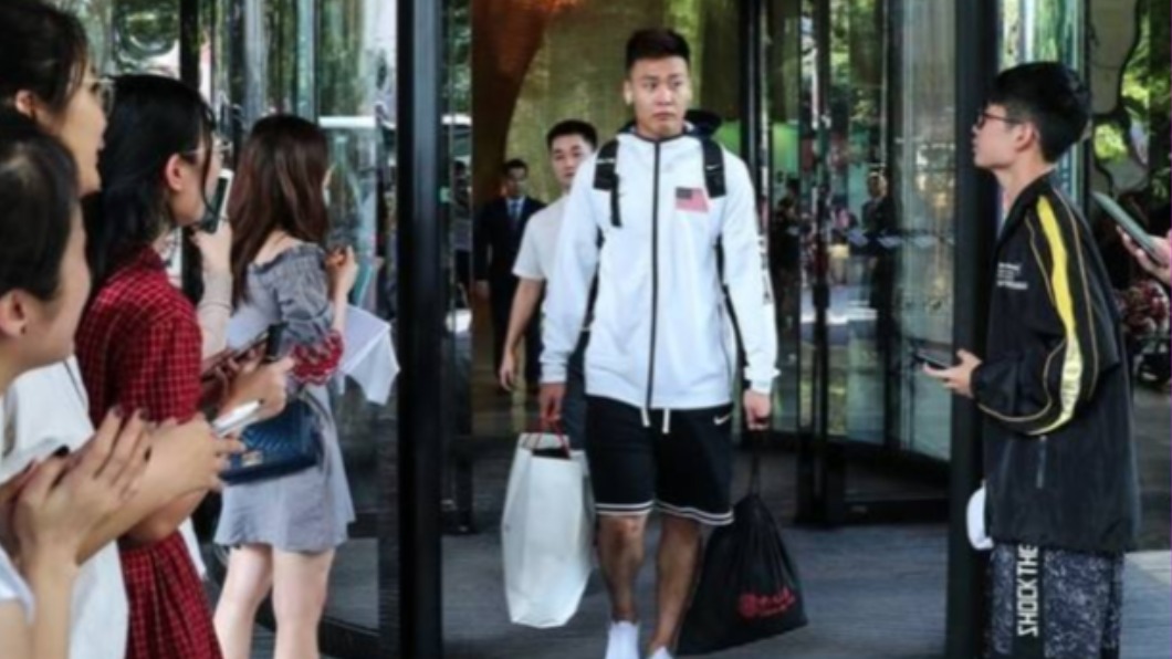 趙睿稱自己發燒迷迷糊糊,拿一件外套就穿上了。(圖/翻攝搜狐)