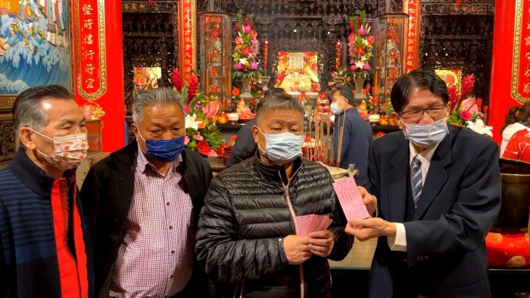 鎮瀾宮董事長顏清標(右2)抽出國運籤。(圖/翻攝自大甲鎮瀾宮臉書)