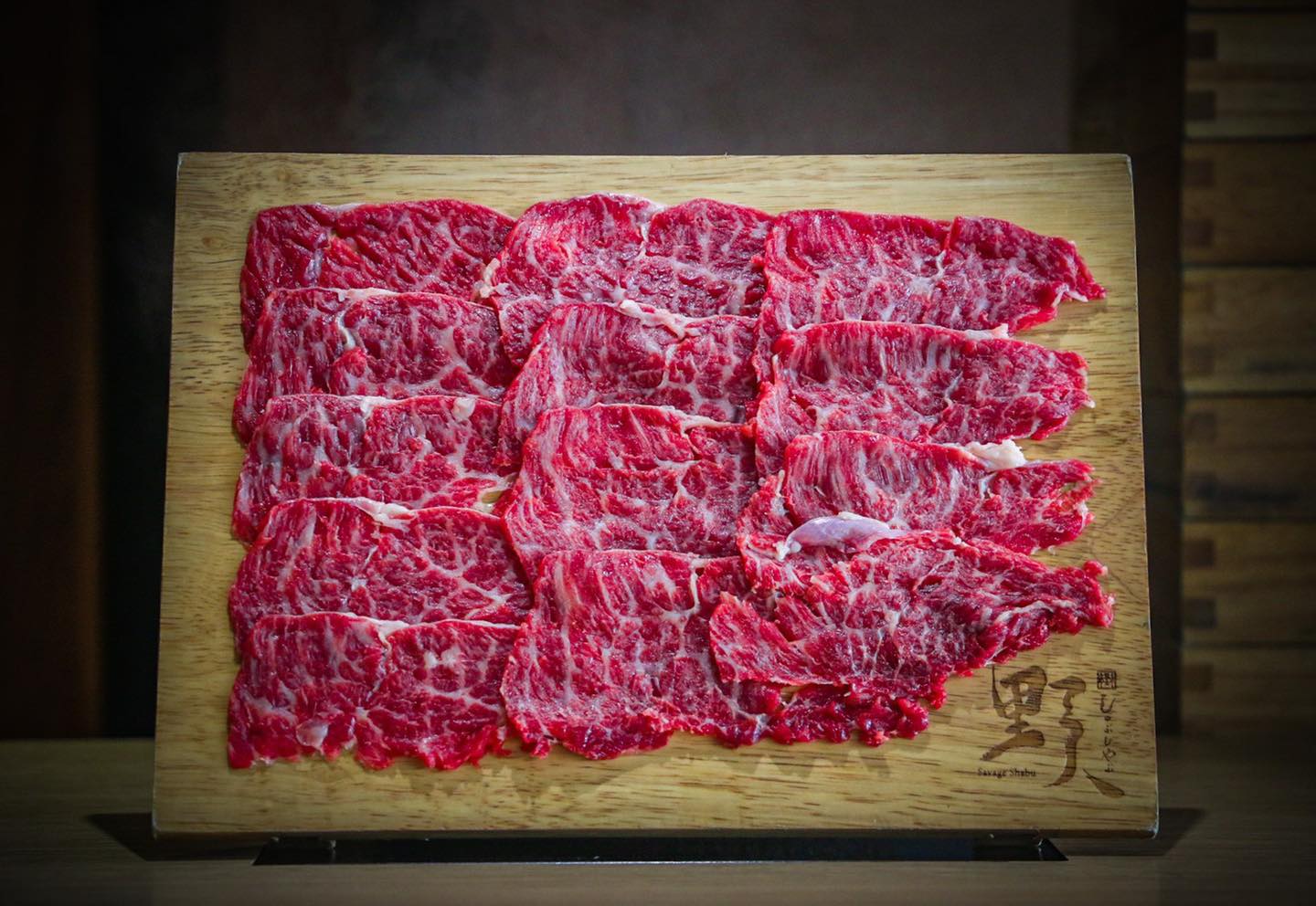 野人火鍋被爆肉品出問題,店員處理態度不佳。(合成圖/翻攝自野人Shabu 冷藏/熟成高級肉專門臉書)