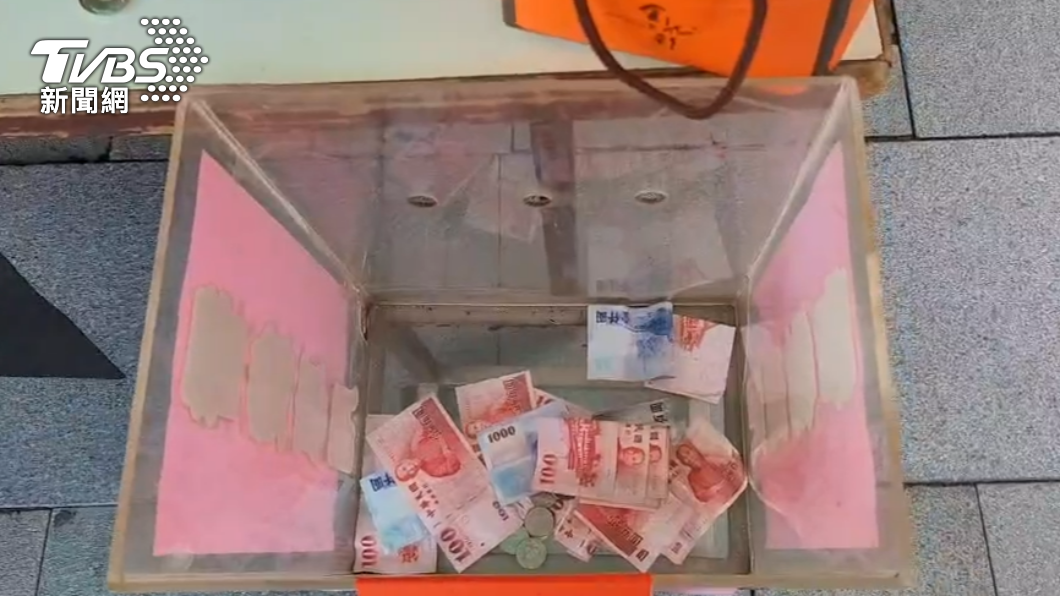 民眾索取澎恰恰寫的春聯後,隨緣樂捐。(圖/TVBS)