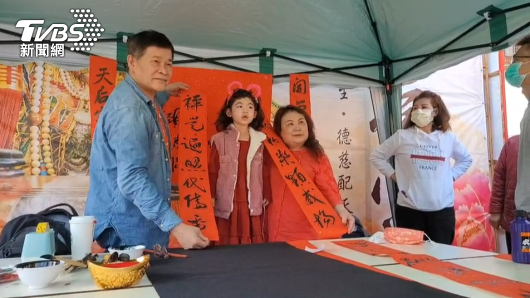 民眾開心與澎恰恰合影。(圖/TVBS)