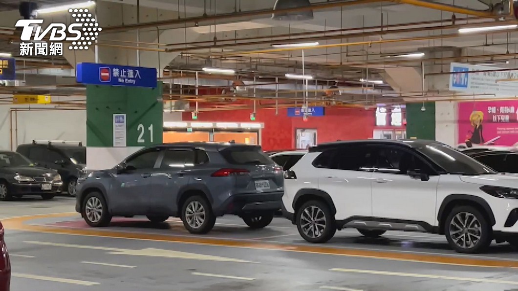 海安路停車格相當搶手。(圖/TVBS)
