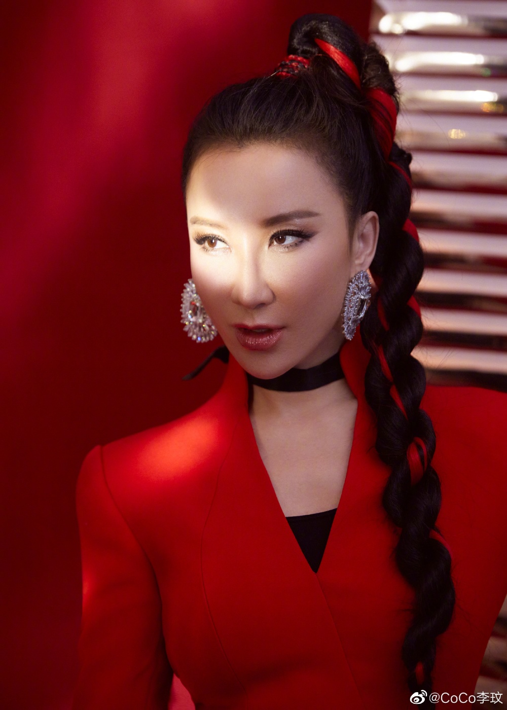 李玟一身大紅勁裝登上春晚。(圖/翻攝自CoCo Lee 李玟臉書)