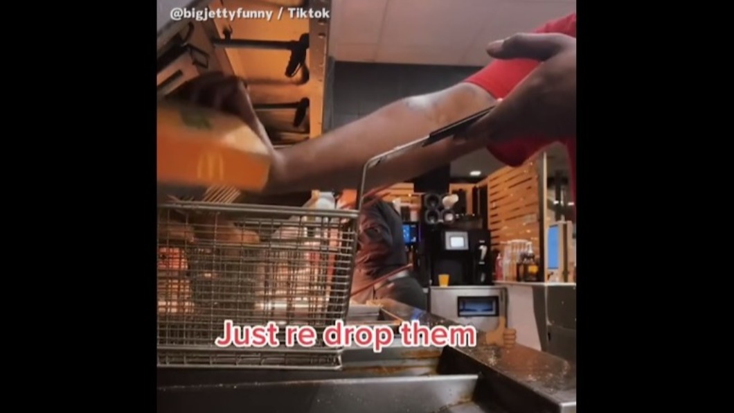 店員爆料現炸雞塊就是把已經炸好的再加熱。（圖／翻攝自bigjettyfunny抖音）