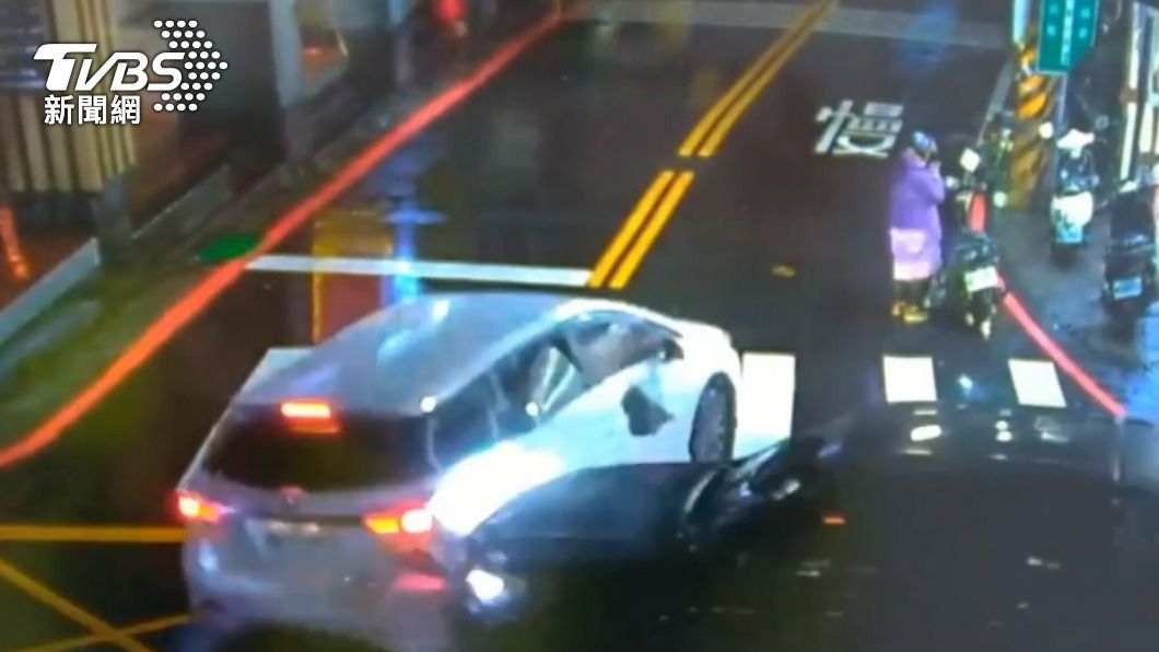 女騎士滑手機沒發現後方發生車禍。（圖／TVBS）