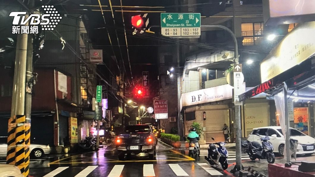 黑色通過路口時為閃紅燈號誌。（圖／TVBS）