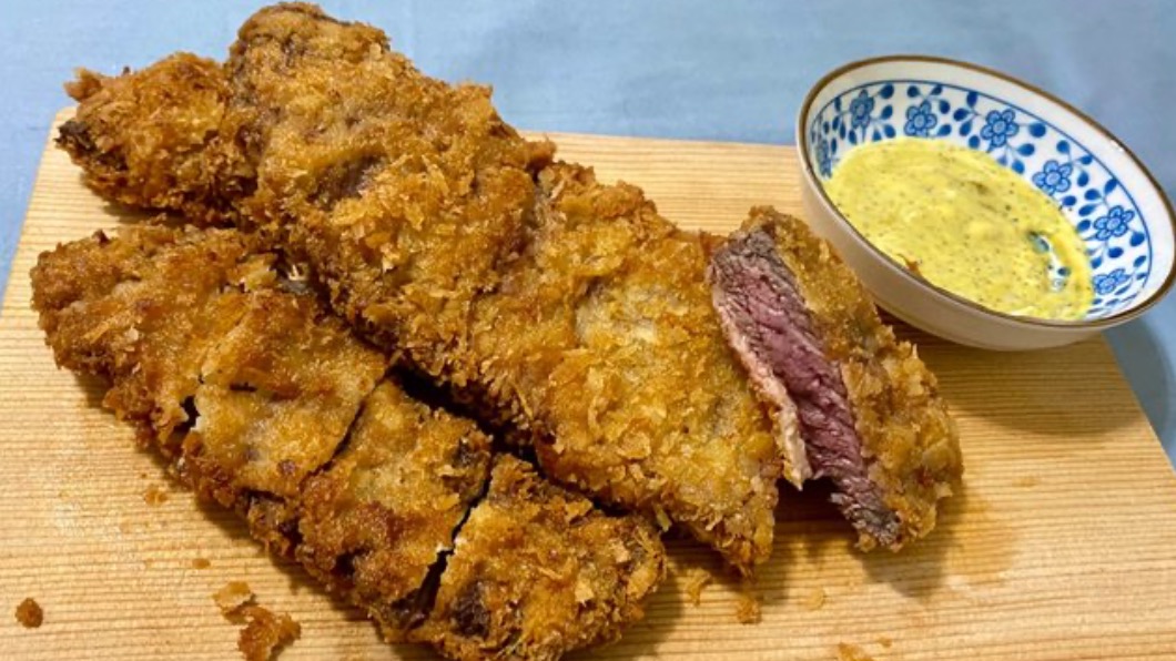 有網友分享炸牛排的照片。(圖/翻攝自PTT)