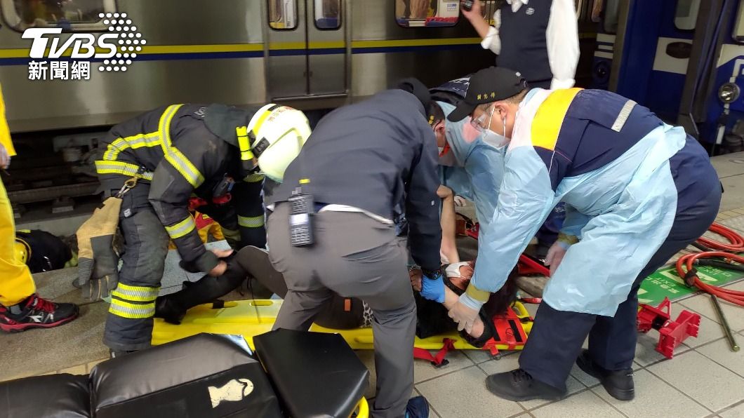 酒醉婦重心不穩摔下月台！列車疾駛而來　她躲這逃過死劫