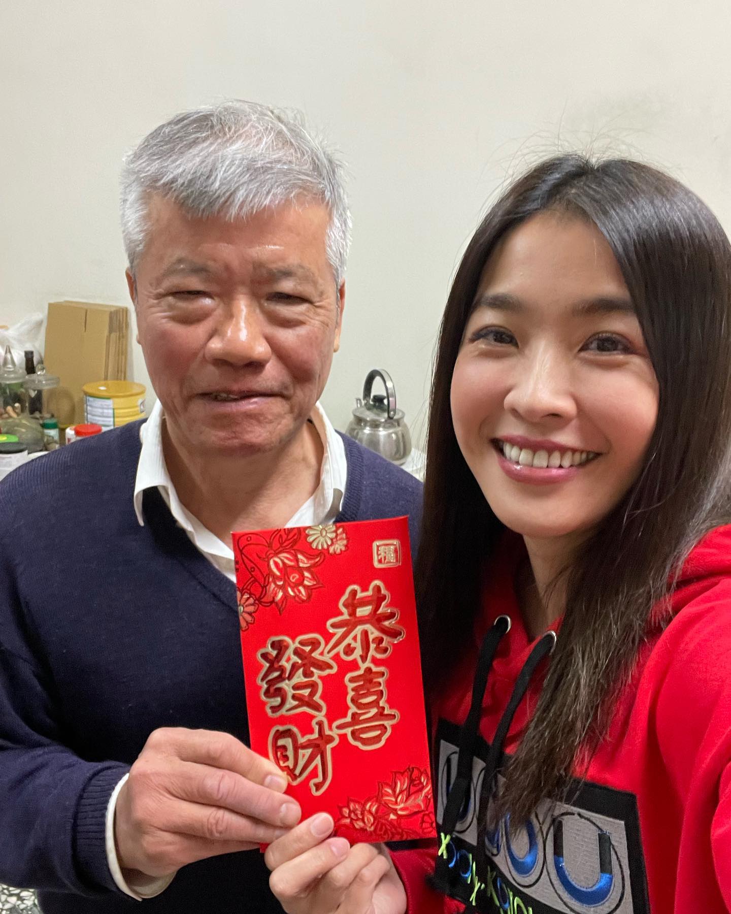 小嫻過年送爸爸大紅包。(圖/翻攝自小嫻臉書)