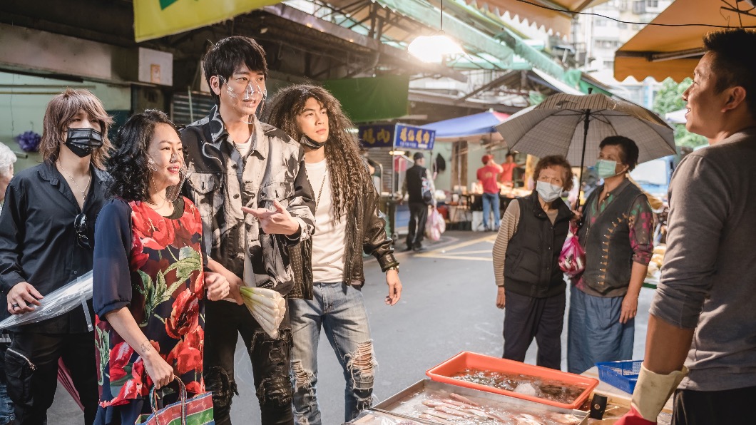 小S以大嬸裝扮與信一起上菜市場。(圖/CATCHPLAY+ 提供)