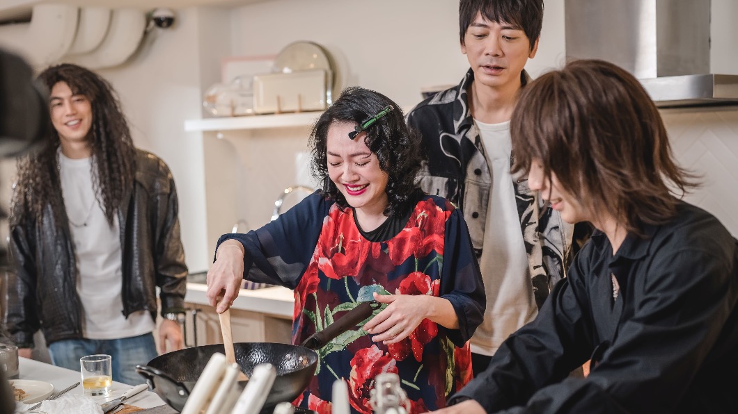 小S與信進行才藝PK。(圖/CATCHPLAY+ 提供)