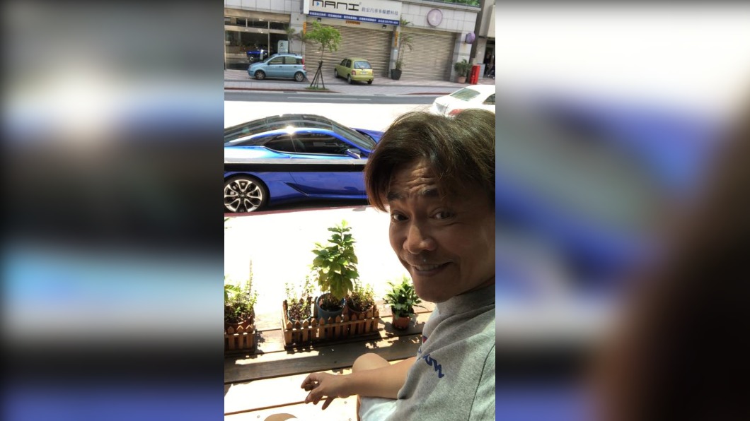 吳宗憲在臉書上秀出與Sandy吳姍儒送的LC 500合照。(圖/翻攝自吳宗憲Jacky Wu臉書)