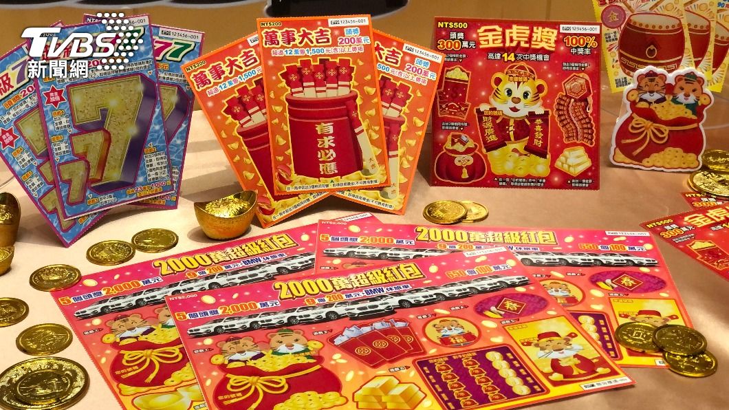 牠停在彩券行前!妙齡女抖拿刮刮樂進店對獎 阿母中了1百萬