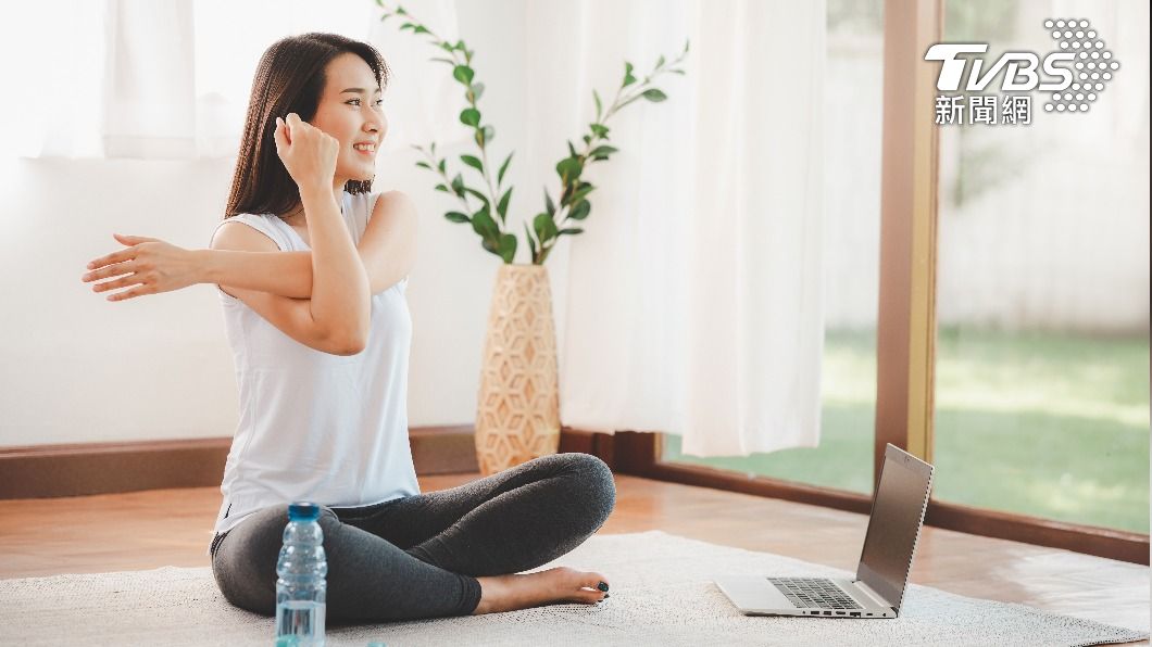 看螢幕過久時要記得簡單伸展。(示意圖/shutterstock達志影像)