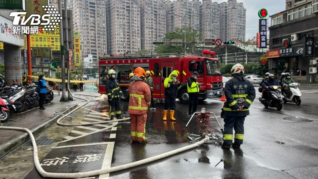 馬路奇景!柏油路縫隙狂冒泡泡 竟是瓦斯漏氣急灑水防護