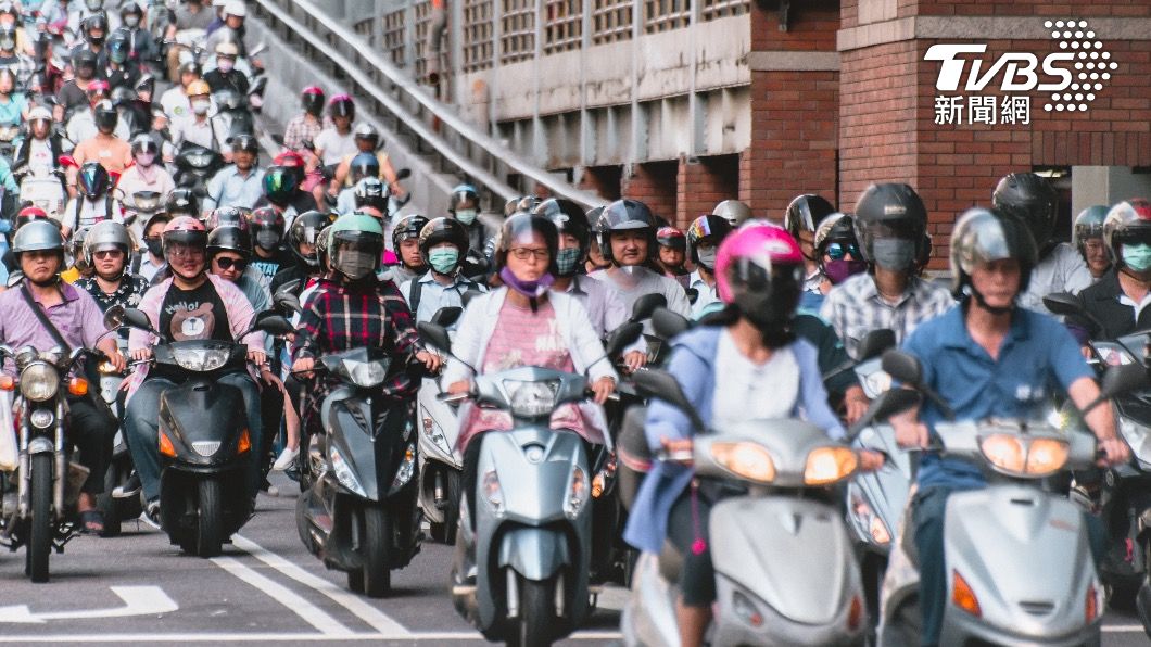 機車「待轉」要打方向燈嗎?內行搬法規解答:只怕遇鬼切