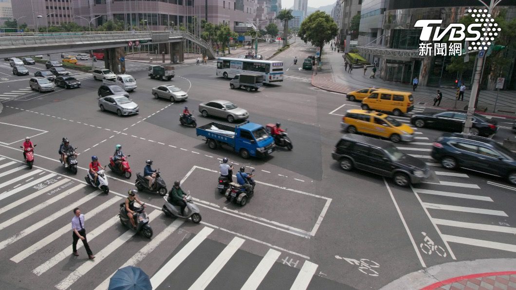 馬路如虎口，用路人一定要格外謹慎。（示意圖／shutterstock達志影像）