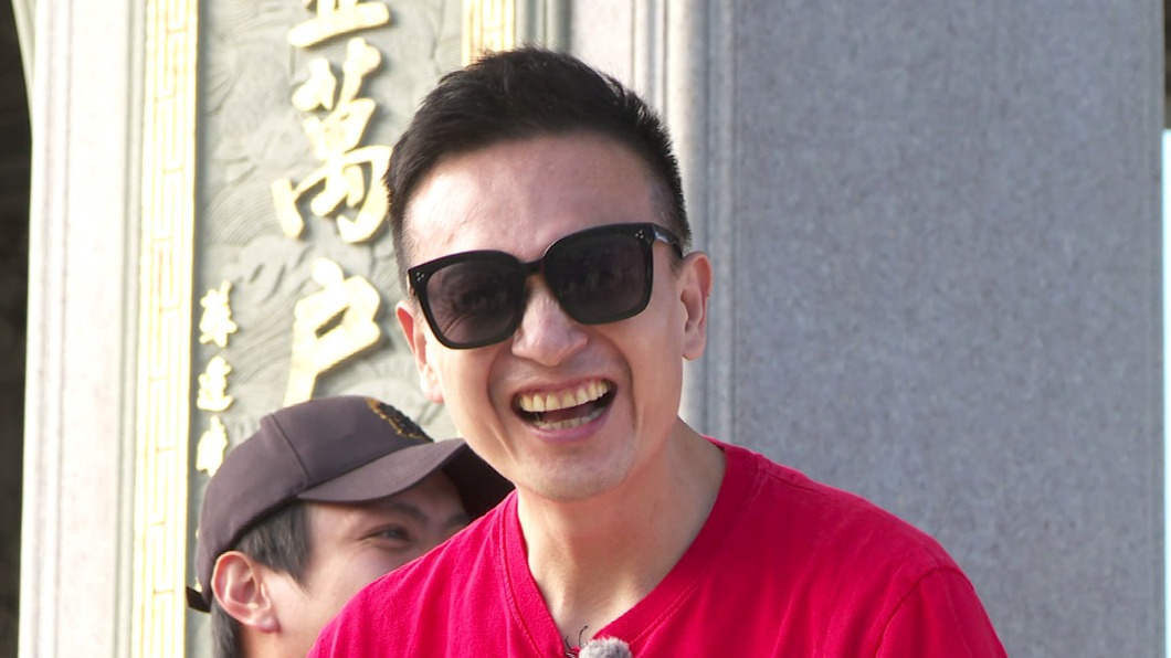 小鐘自嘲「一毛不拔」 見詹惟中撒紅包噹:你還有什麼?