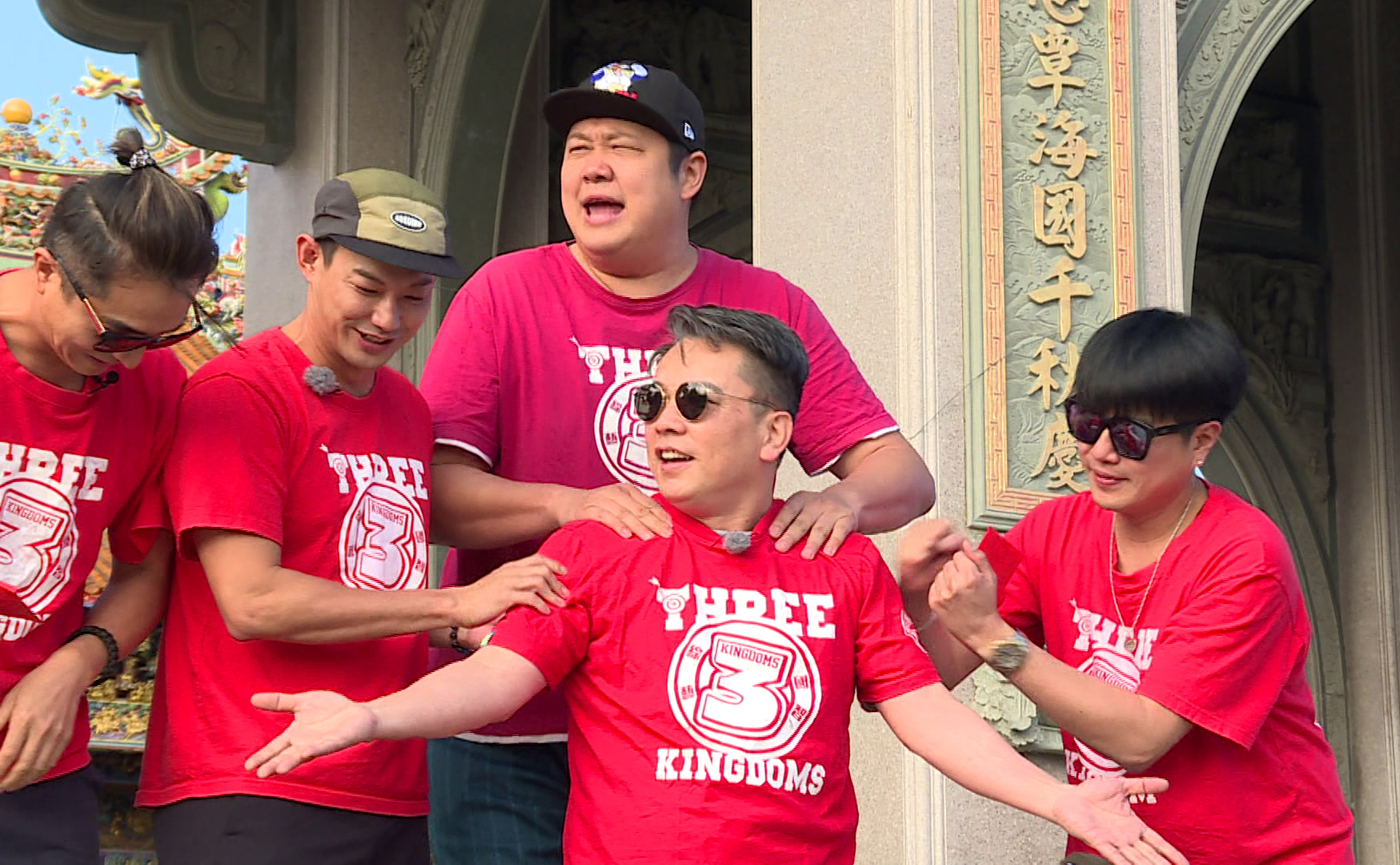 眾人見詹惟中出手撒紅包,直接上前阿諛奉承。(圖/台視提供)